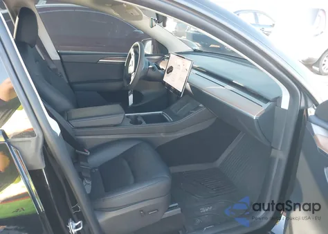 2024 Tesla Model Y Performance Dual Motor All-Wheel Drive z USA, uszkodzony, nr VIN 7SAYGDEF0RF053690